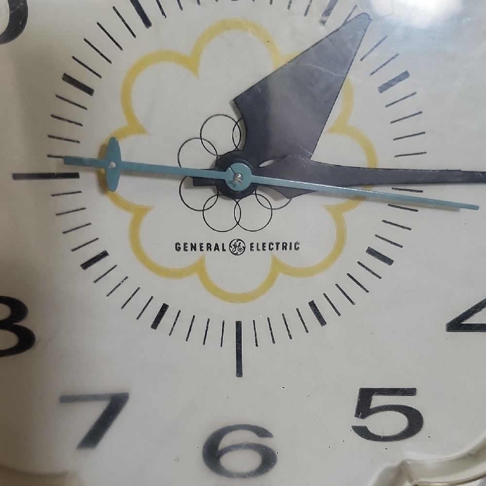 GE Vintage Cream Wall Clock - Picture 5 of 7